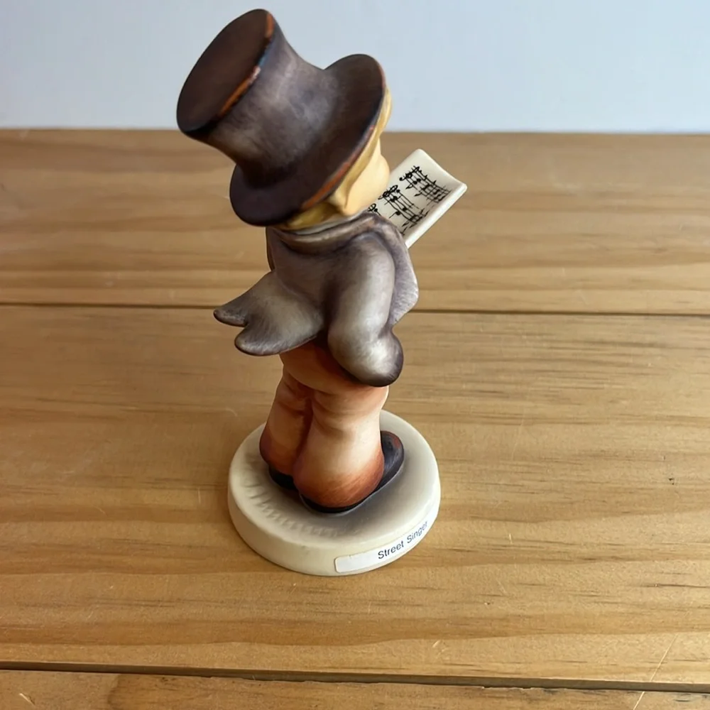 HUMMEL Goebel 131 “Street Singer” Vintage 1972 TMK-5